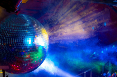 Insolite : Une nuit au confo, venez danser dans un ancien magasin de meubles aux portes de Paris