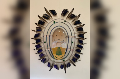 Les pastels de Jean Malaurie entourés de masques inuit et d’art amérindien à la Galerie Orenda