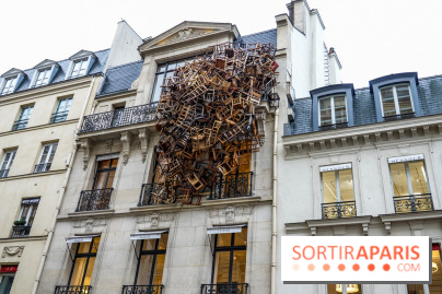 Paris : quel est ce tas de chaises suspendu à un immeuble ?