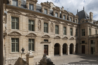 Héros Fracas, le spectacle dans les jardins de l'hôtel de Sully à Paris 
