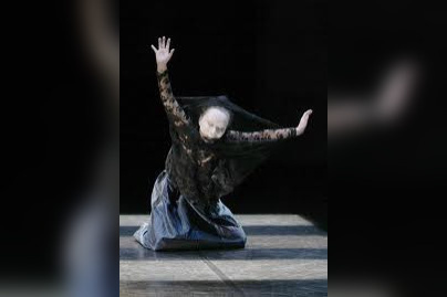 Rencontre entre Carlotta Ikeda du Butô à la danse insensée et les Photographies de Laurencine Lot au Dorothy’s Gallery