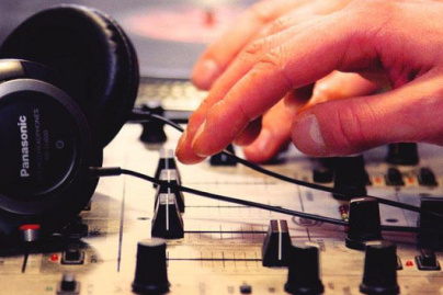 DE L'ART AUX PLATINES ! TERRASSE & DJ'S STARS - CLUBBING HOUSE SUR SEINE