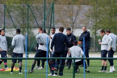 Paul Le Guen et son adjoint Yves Colleu entoure des joueurs - Entrainement - Paris Saint Germain - 21.04.2008 - PSG -Camp des Loges- largeur attitude coach entraineur leguen etirement etirements echauffer echuaffements