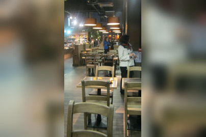 Dish of the Day, Salle.