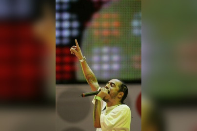 Brazil's rapper Marcelo D2 performs at the Live Earth concert on Copacabana beach in Rio de Janeiro, Saturday, July 7, 2007.  The concert is part of a 24-hour series spanning seven continents to raise awareness about global warming. (AP Photo/Silvia Izquierdo)