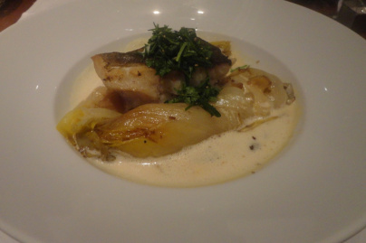 Dos de cabillaud sauce orange romarin / endives braisées / éclats de châtaignes (Grégory Cuilleron)