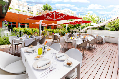 La terrasse du Radisson Blu Hotel Paris Boulogne au milieu des vignes