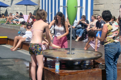 Fontaine à eau à Paris plage, sur les bords de Seine