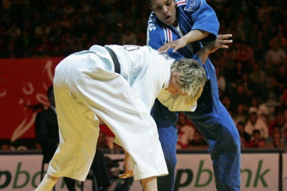 Lucie Decosse (R) of France vies with Urska Zolhir (L) of Slovenia in the women's 63 kg final final of the Euro Judo Championship in Belgrade, 07 April 2007.Decosse  won the final.        (Photo credit should read DIMITAR DILKOFF/AFP/Getty Images)
