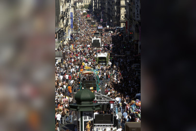 Paris, 18 sept 2004, Montparnasse-Bastille, la Technoparade ˆ fait le plein de participant.
Photographie : Olivier Arandel