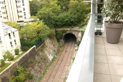Vue sur voie ferrée désaffectée depuis une suite -terrasse