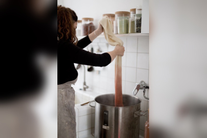 Un atelier d'initiation aux teintures végétales pour les enfants