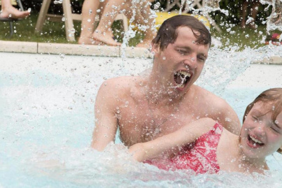 Les chatouilles au cinéma : découvrez la bande-annonce 