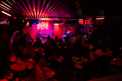 "No Saint-Valentin" : une contre-soirée gratuite à bord d'une péniche au cœur de Paris