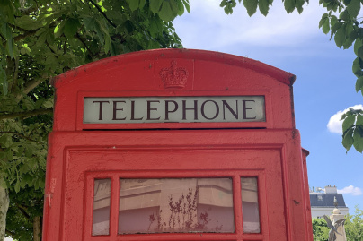 Pourquoi y t-il une cabine téléphonique rouge à l'anglaise devant la Mairie de Saint-Mandé ? 
