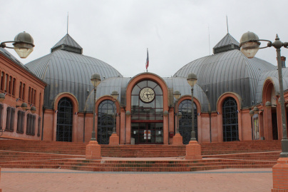 Située dans le Val-de-Marne, cette mairie faite de dômes surprend par son architecture insolite
