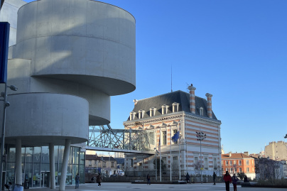 Cette mairie proche de Paris est l'une des rares à avoir une architecture brutaliste