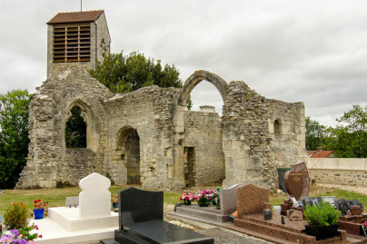 Ce cimetière francilien abrite les vestiges d'une des plus anciennes églises du Vexin