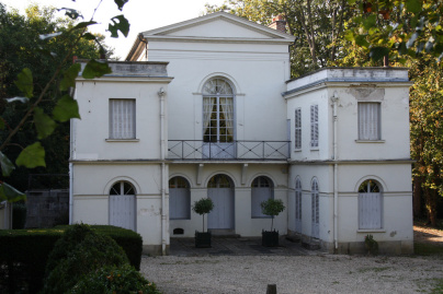 Ce temple est l'un des derniers vestiges d'un château disparu en région parisienne