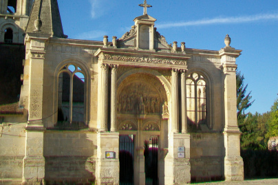 Cette église d'Île-de-France se distingue par très beau portail de style Renaissance