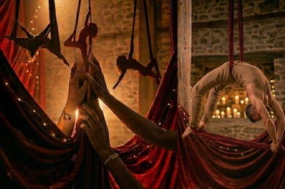 Nuit Blanche 2026 à Paris : une performance aérienne et acrobatique dans une ancienne ferme historique
