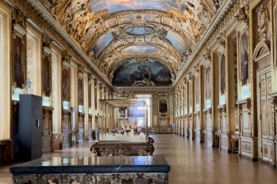 Musée du Louvre : Pourquoi la galerie d'Apollon est-elle considérée comme l'ancêtre de la galerie des Glaces de Versailles ?