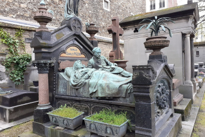Cette tombe insolite du Père Lachaise représente un couple sur son lit conjugal
