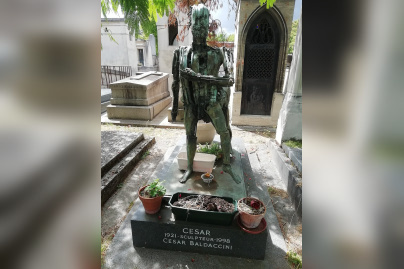 Au cimetière de Montparnasse, un centaure veille sur la tombe de César