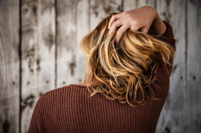 Cheveux blancs, coloration, frange : les conseils d'un coiffeur pendant le confinement