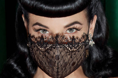 Insolite : Dita Von Teese dévoile sa version glamour du masque covid