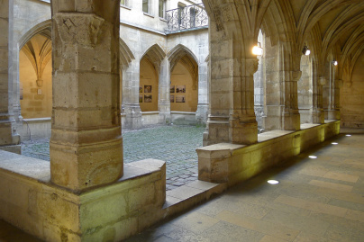 Histoire de Paris : le Cloître des Billettes, le dernier cloître médiéval de Paris