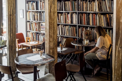 Nuances, un bar à cocktails canon au cœur d'une bibliothèque parisienne