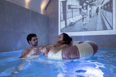 Une piscine en mode bain romain avec une projection cinéma au cœur de Paris