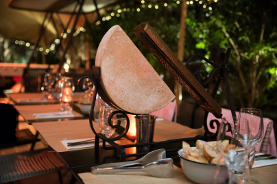 Une terrasse hivernale avec un chalet à raclette sur le rooftop d'un hôtel à Montmartre