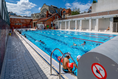 La piscine de la Butte-aux-Cailles, un lieu historique avec bassin extérieur chauffé toute l'année
