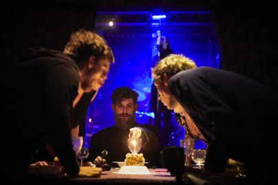 Le cirque électrique et son nouveau spectacle : Four corners of a square with its center lost