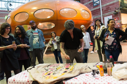 Un marchand, un artiste aux Puces de Saint-Ouen 