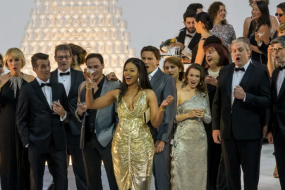 La Traviata à l’Opéra Bastille : l’opéra de Verdi réinventé à l’ère des réseaux sociaux