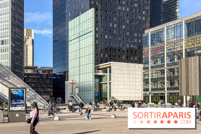 Cette église moderne, au milieu des gratte-ciel, surprend par son architecture