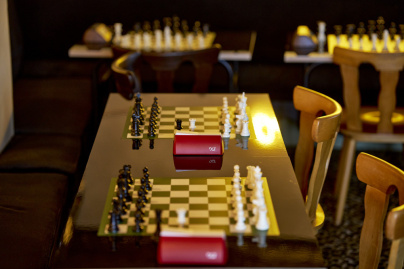 ce speakeasy dans un restaurant vous propose de jouer aux échecs