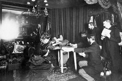 Quand Pierre et Marie Curie ont enquêté sur une médium : l'étrange histoire d'Eusapia Palladino à Paris