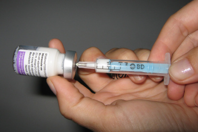 Coronavirus : les pistes de traitements et vaccins en France et dans le monde