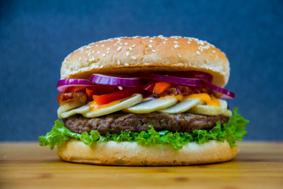 Fatburger, chaîner de fastfood au burger à 2000 calories, arrive en France