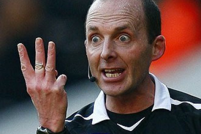 Mike Dean au sifflet