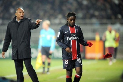 Tension palpable dans le groupe