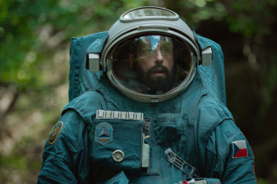"Spaceman" : un voyage intergalactique avec Adam Sandler sur Netflix