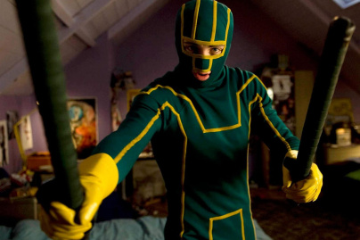 Kick-Ass : Aaron Taylor-Johnson en super-héros sans pouvoirs dans une comédie d'action déjantée
