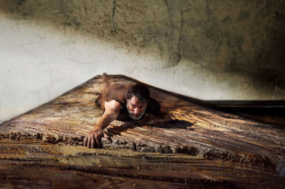 L'Homme qui rétrécit – Jean Dujardin face à l'inconnu dans une adaptation du roman culte