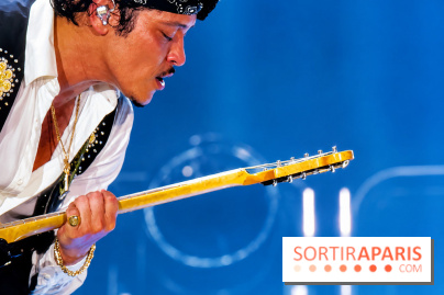 Bruno Mars, guitare en main au Stade de France