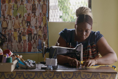 MAMBAR PIERRETTE de Rosine Mbakam : La lutte d'une mère couturière sous la pluie de Douala